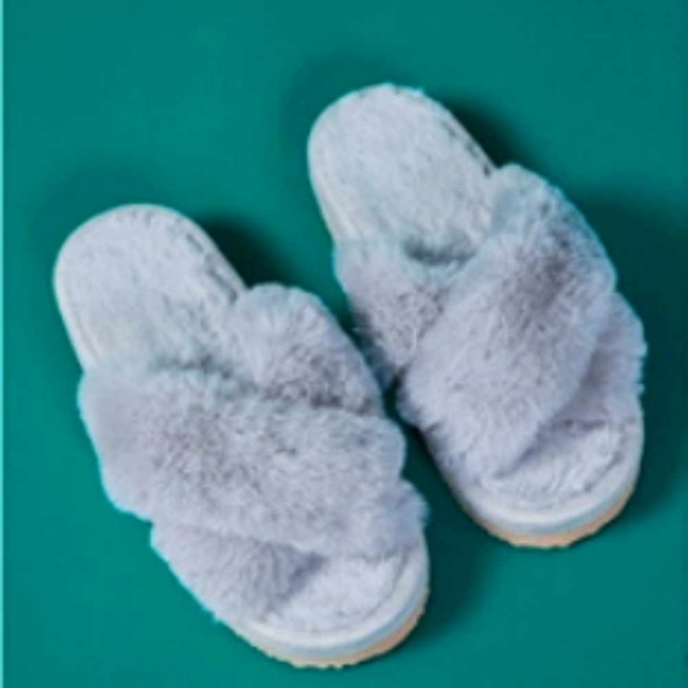 NWOT Grey fluffy slides